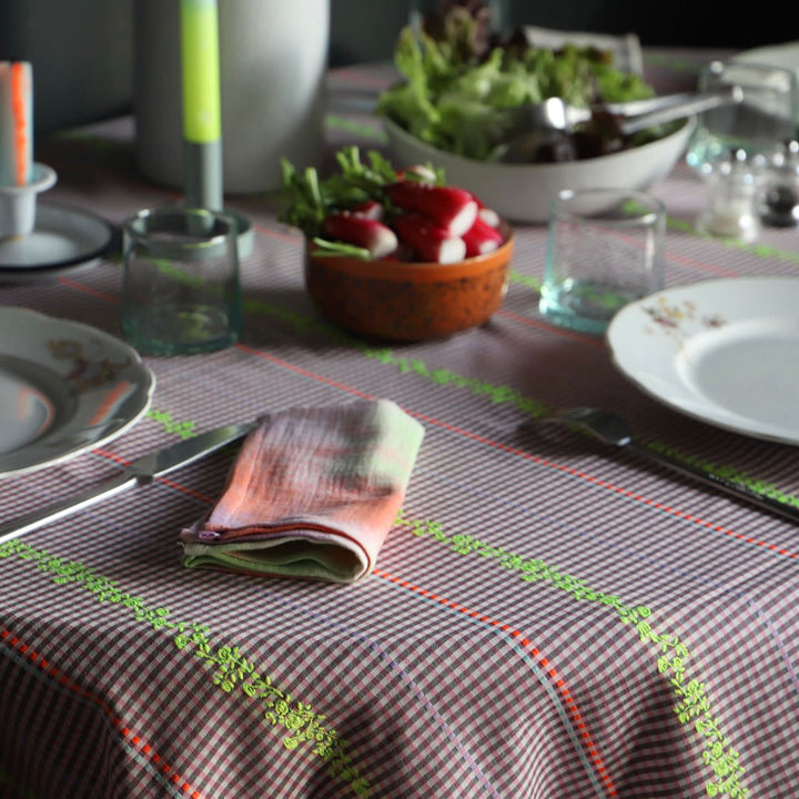 Nappe vichy violet et aux broderies fleuries jaune fluo - Vichy fluo Nappes Maryne Guyot créations