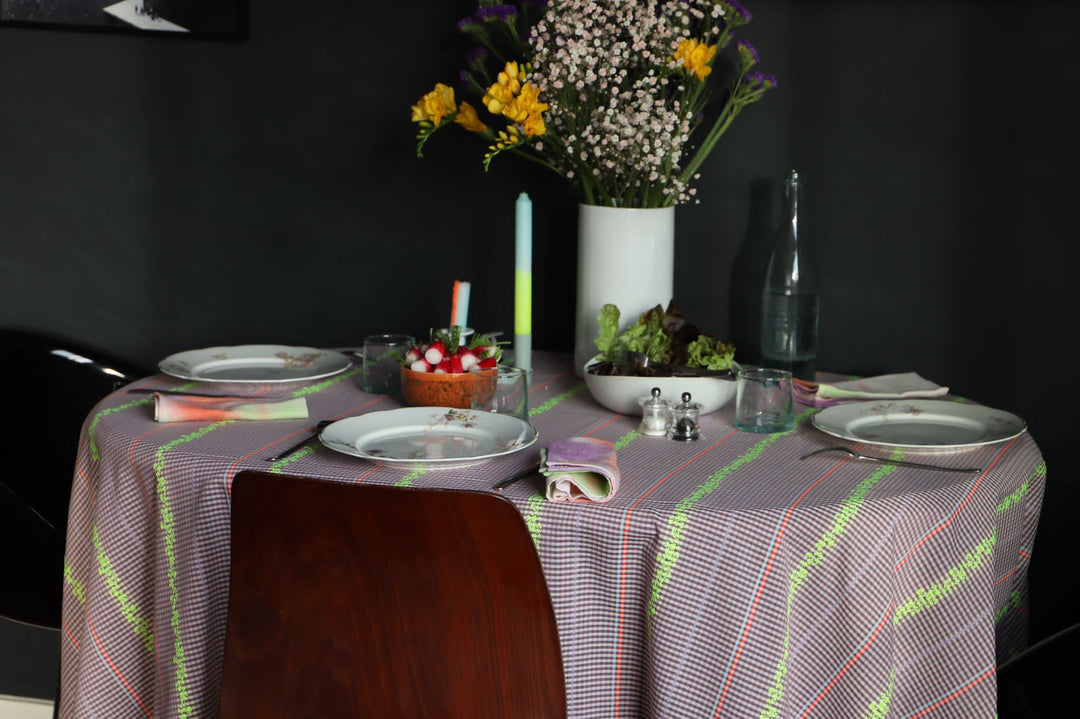 Nappe vichy violet et aux broderies fleuries jaune fluo - Vichy fluo Nappes Maryne Guyot créations
