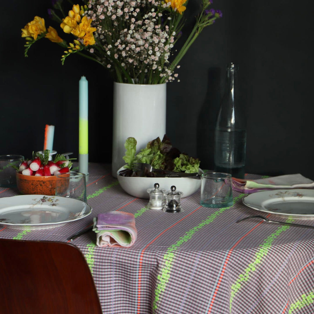 Nappe vichy violet et aux broderies fleuries jaune fluo - Vichy fluo Nappes Maryne Guyot créations