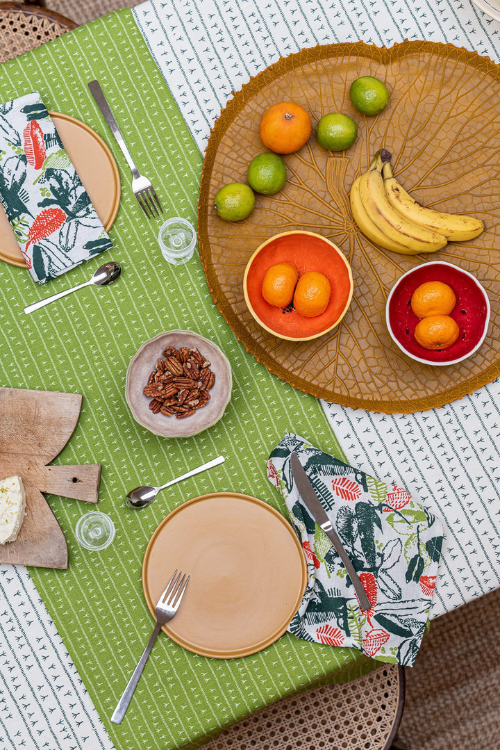 Chemin de table lin - Motif ARRASTA PÉ vert ABACATE Chemins de table Sabia Brasilian Design