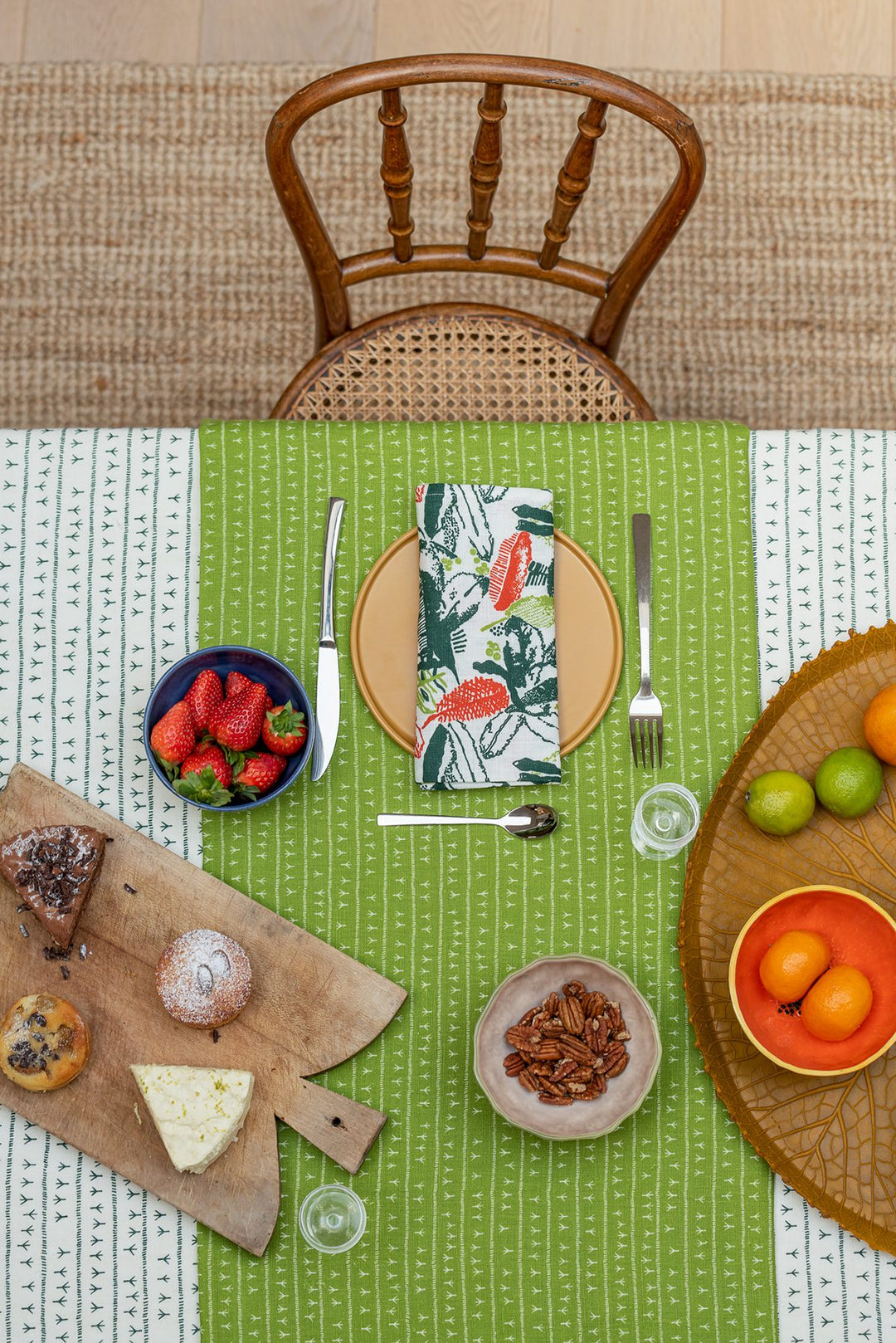 Chemin de table lin - Motif ARRASTA PÉ vert ABACATE Chemins de table Sabia Brasilian Design