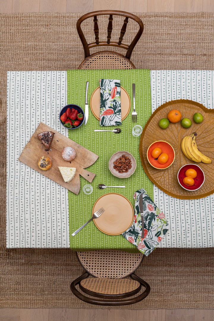 Chemin de table lin - Motif ARRASTA PÉ vert ABACATE Chemins de table Sabia Brasilian Design