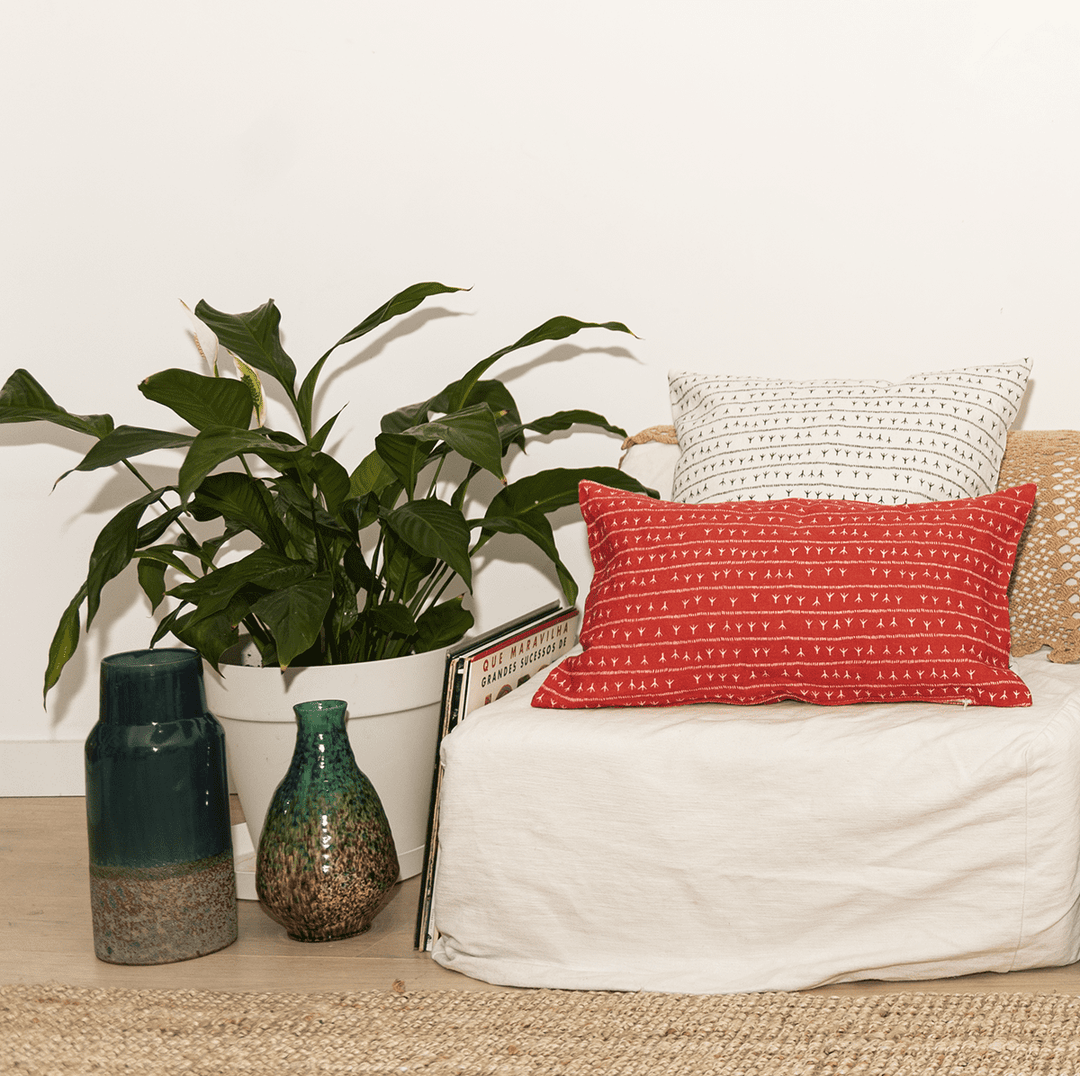 Linen cushion cover 30x50 - ARRASTA PÉ pattern in red TERRA