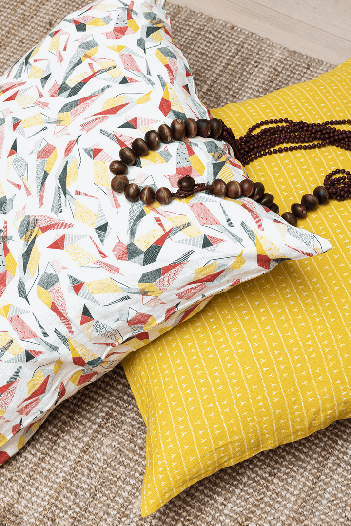 Housse de coussin lin 80x80 - Motif ARRASTA PÉ couleur jaune ABACAXI