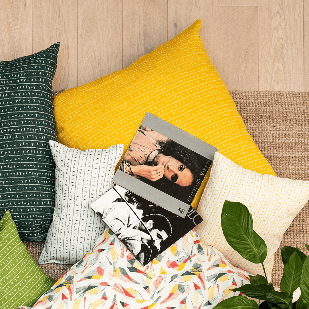Housse de coussin lin 80x80 - Motif ARRASTA PÉ couleur jaune ABACAXI