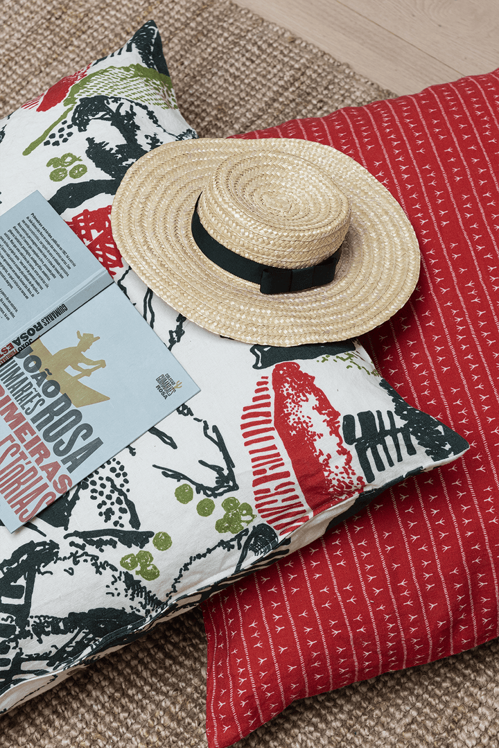 Housse de coussin lin 80x80 - Motif ARRASTA PÉ couleur rouge TERRA Housses de coussins Sabia Brasilian Design