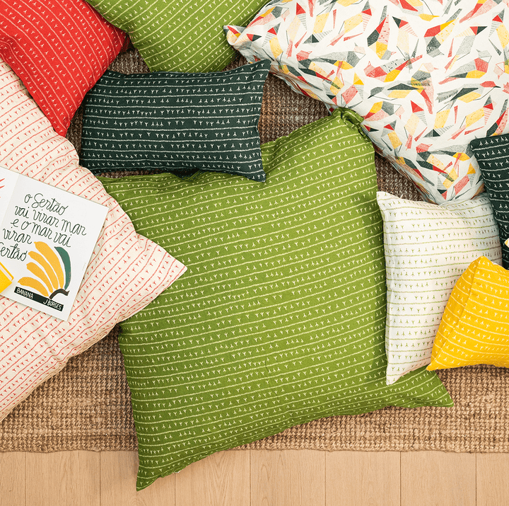 Housse de coussin lin 80x80 - Motif ARRASTA PÉ couleur vert ABACATE Housses de coussins Sabia Brasilian Design