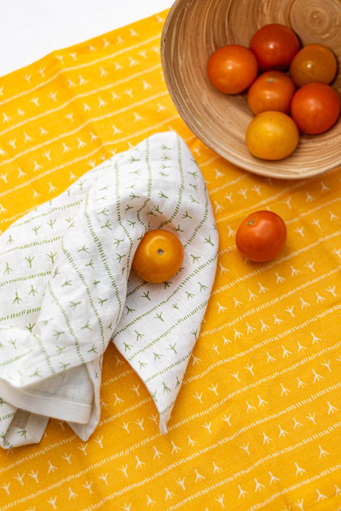Serviette de table lin (par 2) 45x45 - Motif ARRASTA PÉ couleur jaune ABACAXI Serviettes de table Sabia Brasilian Design