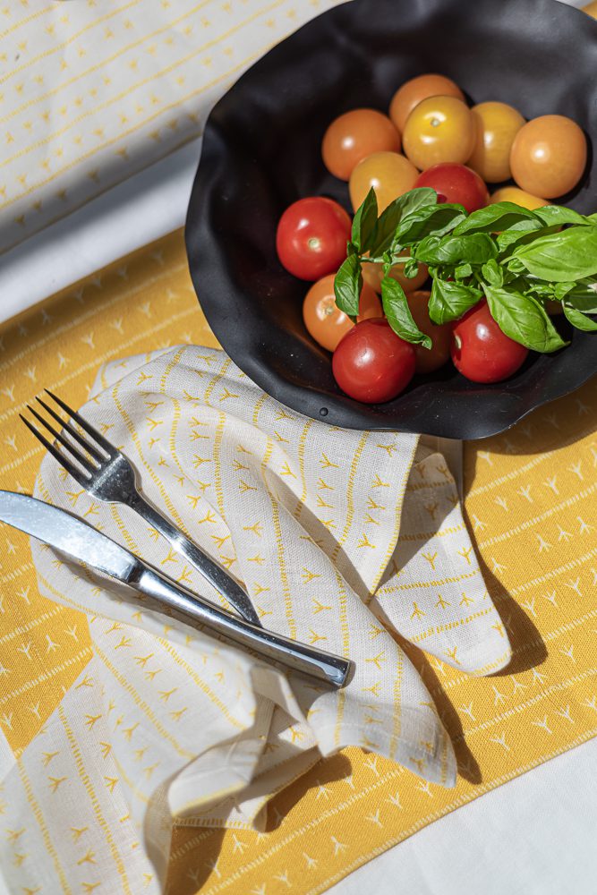 Serviette de table lin (par 2) 45x45 - Motif ARRASTA PÉ couleur JAUNE Serviettes de table Sabia Brasilian Design