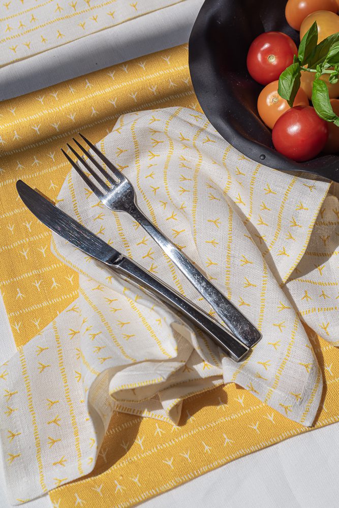 Serviette de table lin (par 2) 45x45 - Motif ARRASTA PÉ couleur JAUNE Serviettes de table Sabia Brasilian Design