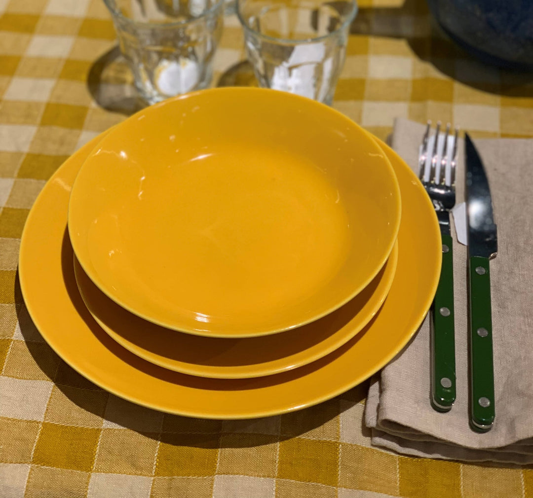 L'assiette creuse ronde en porcelaine - Jaune moutarde Assiettes creuses Ogre la Fabrique