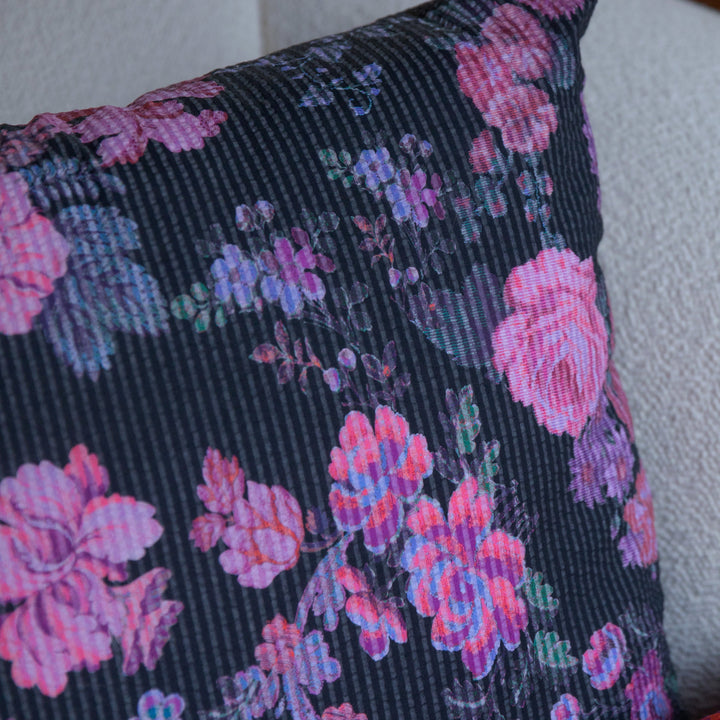 Coussin noir aux fleurs rose - ALMA