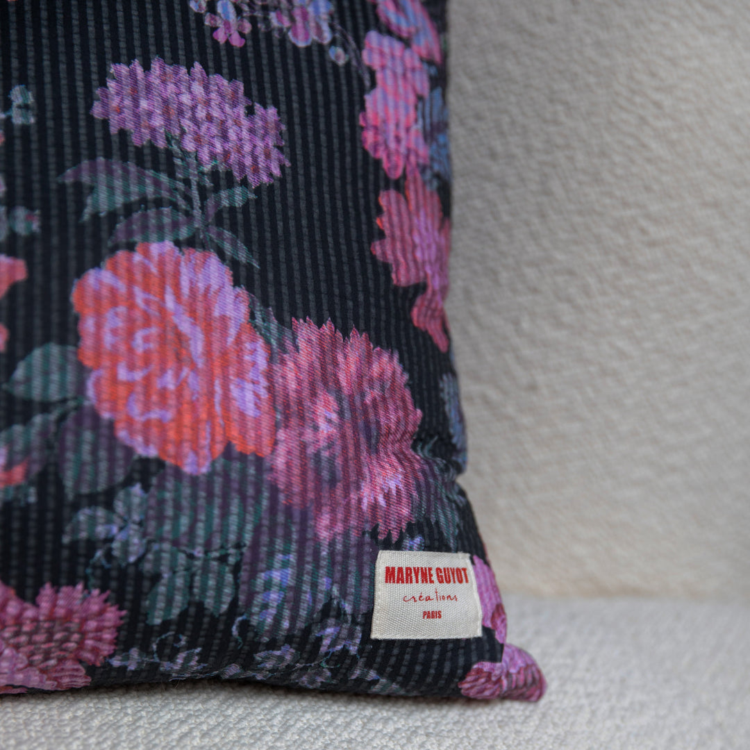 Coussin noir aux fleurs rose - ALMA