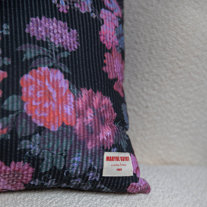Coussin noir aux fleurs rose - ALMA