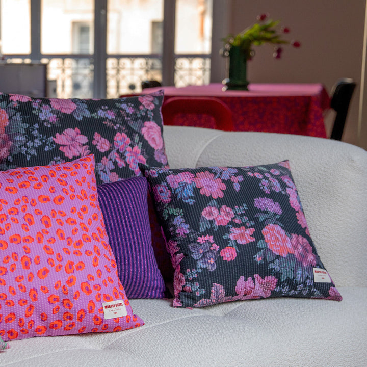 Coussin noir aux fleurs rose - ALMA