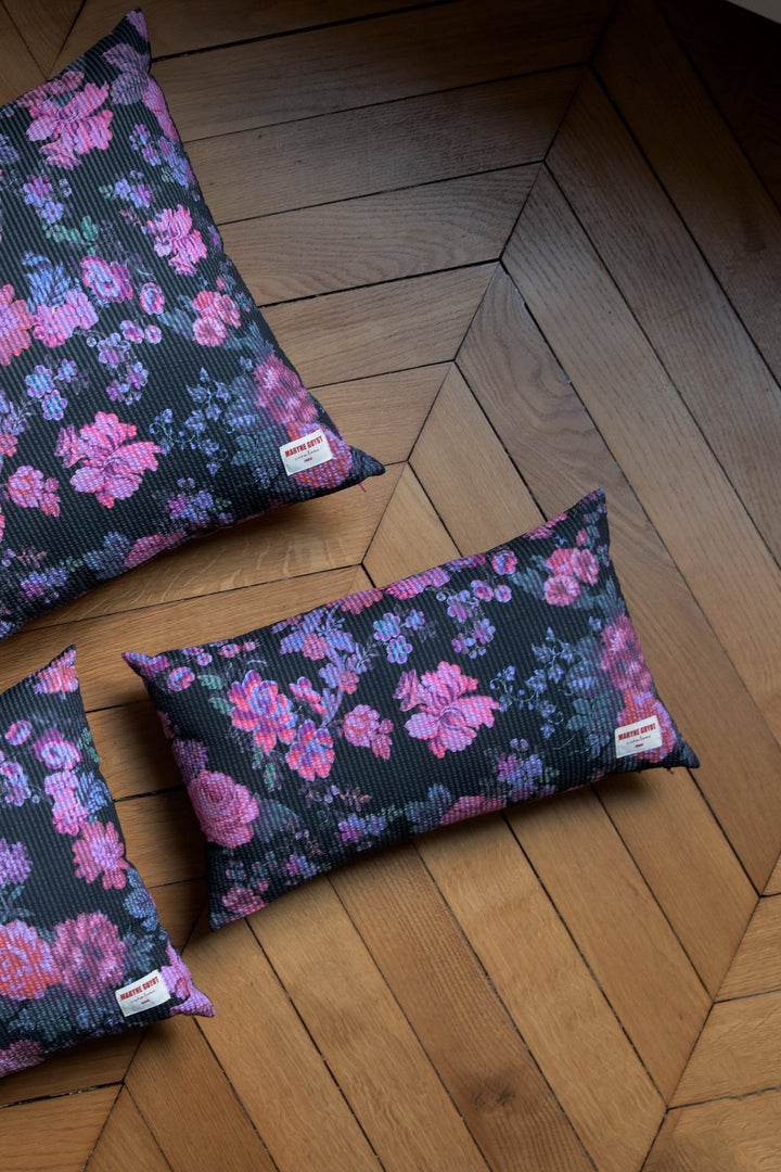 Coussin noir aux fleurs rose - ALMA
