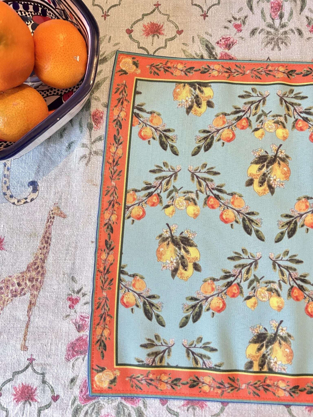 Set de table - Tissu anti-taches - Motifs oranges et citrons - Fond bleu