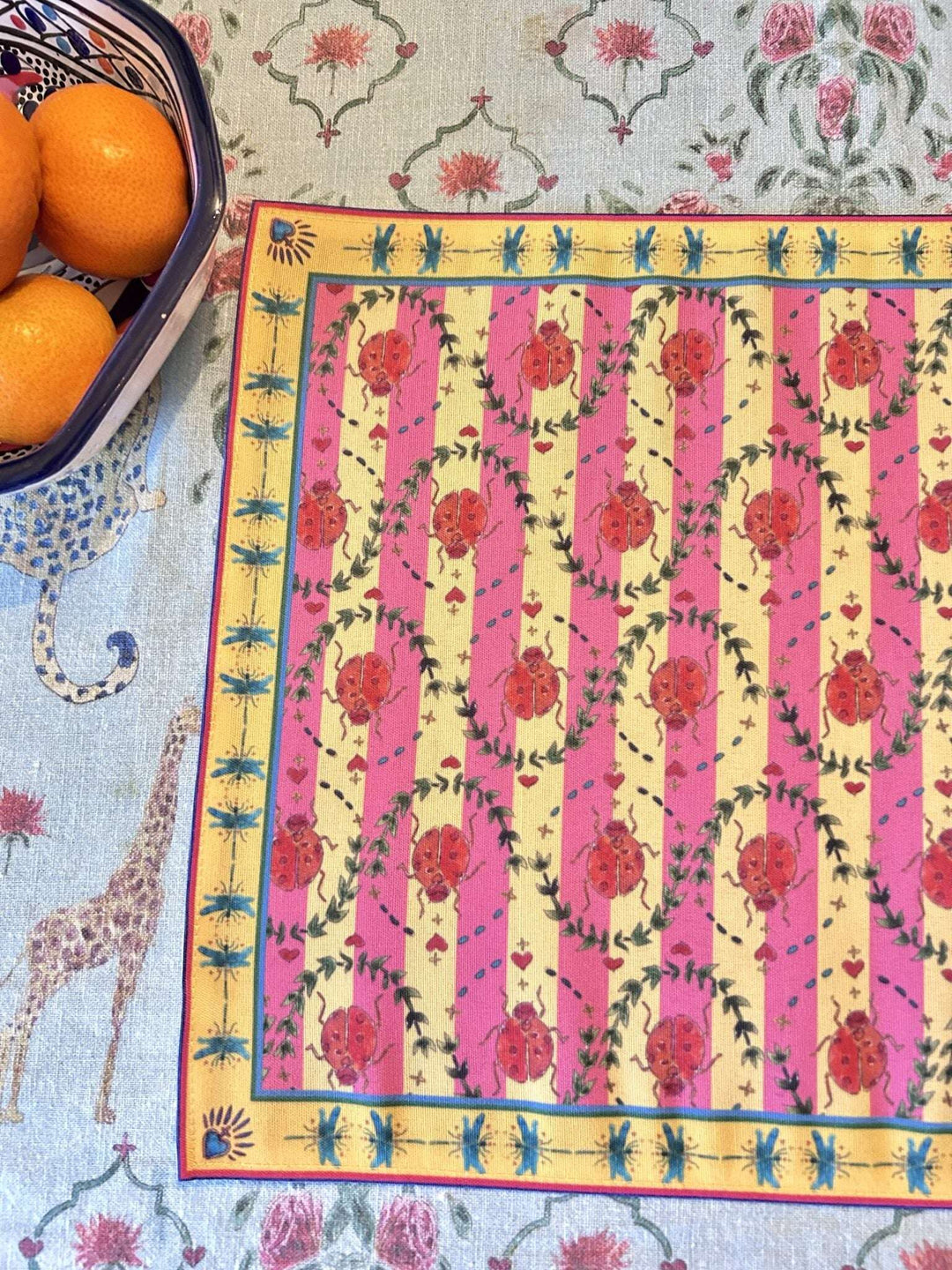 Set de table - Tissu anti-taches - Motifs coccinelles - Fond rayé rose et jaune