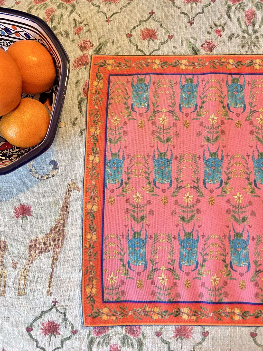 Set de table - Tissu anti-taches - Motifs scarabées et fleurs - Fond rose