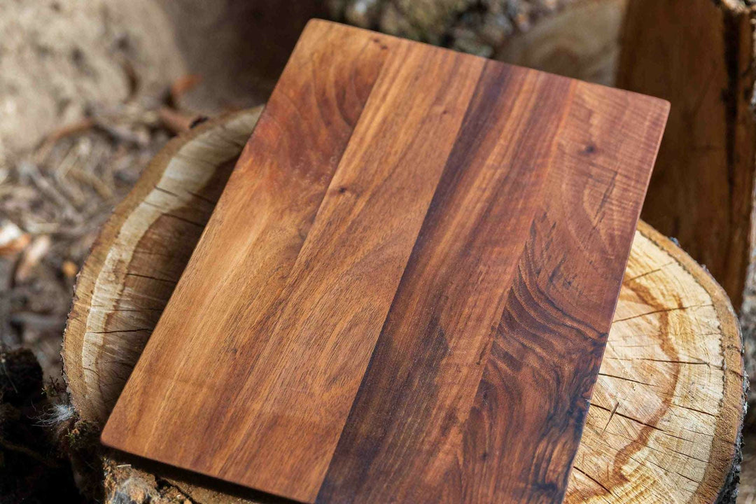 Planche à découper KLAZ en noyer massif artisanal made in France