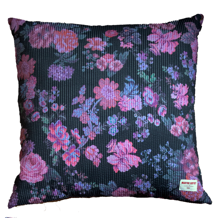 Coussin noir aux fleurs rose - ALMA