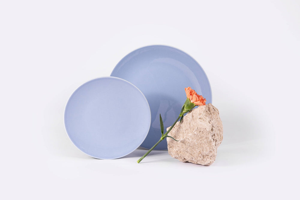 La grande assiette en porcelaine ronde - Bleu pastel Assiettes à diner Ogre la Fabrique